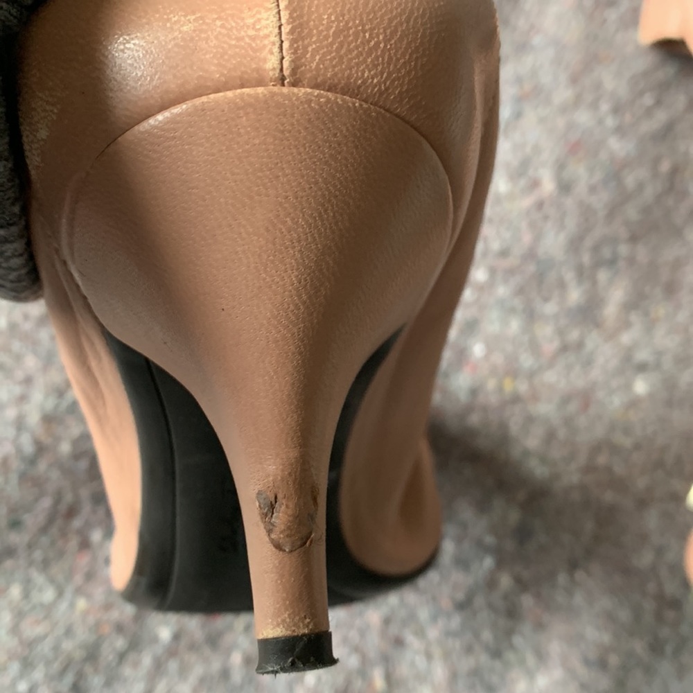 Women’s Nude Ferragamo Leather Heels (Size 8 1/2 C) - Picture 9 of 11